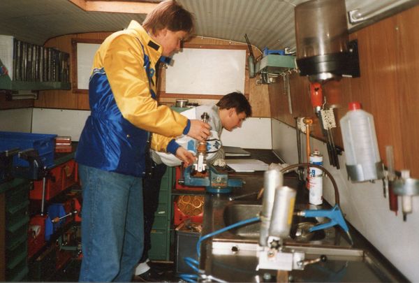 Öhlins-velho Pekka Siltanen ja gp-kuski Simo Taimi iskarinsäätöjä etsimässä 198